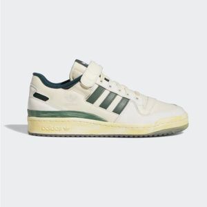 Adidas FORUM SHOES WITH A
WELL-LOVED LOOK. MADE
IN PART WITH RECYCLED
CONTENT.